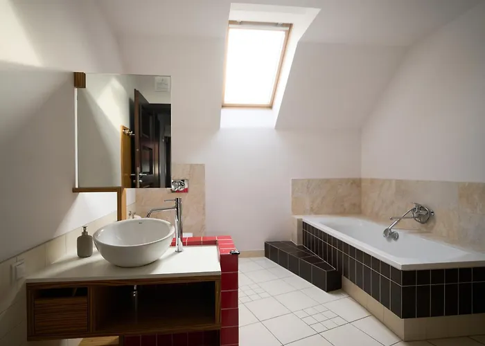 Bright 4 Bedroom House With Living Room, Work Place & Garden Warsaw